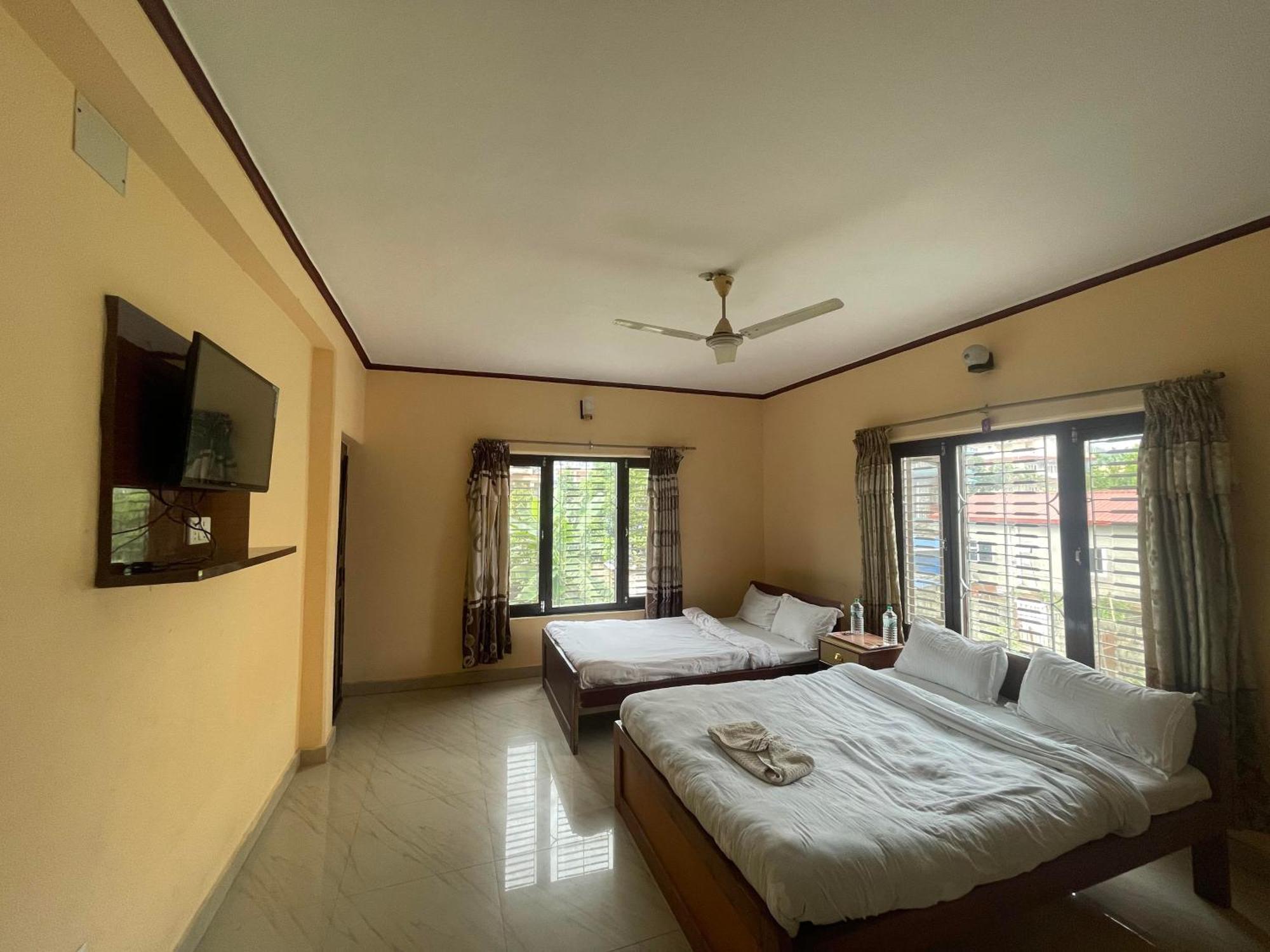Hotel Peace Ganga Inn Pokhara Luaran gambar